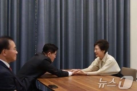 본문 이미지 - 김문수 국민의힘 대통령 후보가 24일 대구 달성군 박근혜 전 대통령 사저에서 박 전 대통령을 예방하고 있다. (국민의힘 제공. 재판매 및 DB금지) 2025.5.24/뉴스1 ⓒ News1