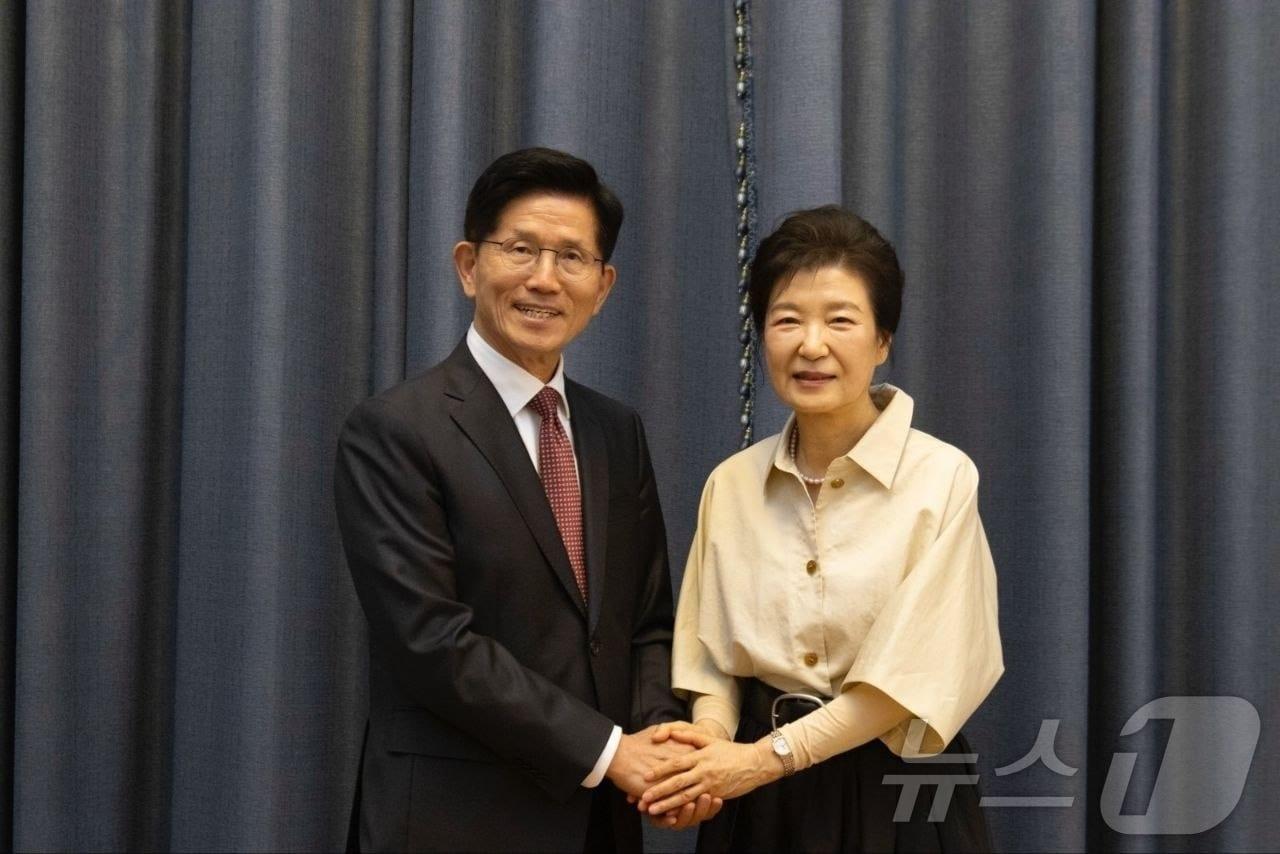 본문 이미지 - 김문수 국민의힘 대통령 후보가 24일 대구 달성군 박근혜 전 대통령 사저에서 박 전 대통령을 예방하고 있다. &#40;국민의힘 제공. 재판매 및 DB금지&#41; 2025.5.24/뉴스1 ⓒ News1 김민지 기자