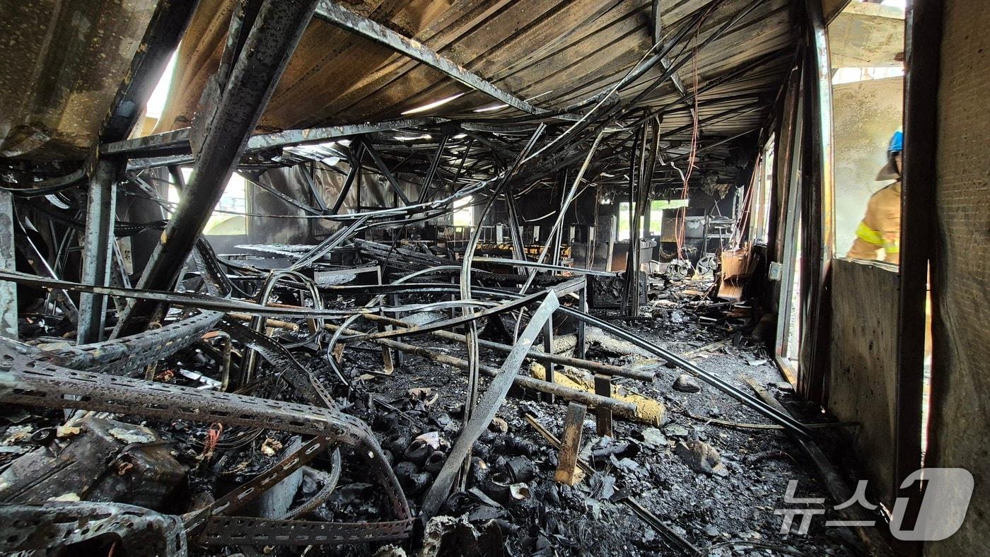 24일 오후 3시7분께 전북 김제시 백산면의 한 자동차공업사 창고에서 불이 났다.&#40;전북소방 제공. 재판매 및 DB금지&#41;2025.5.24/뉴스1