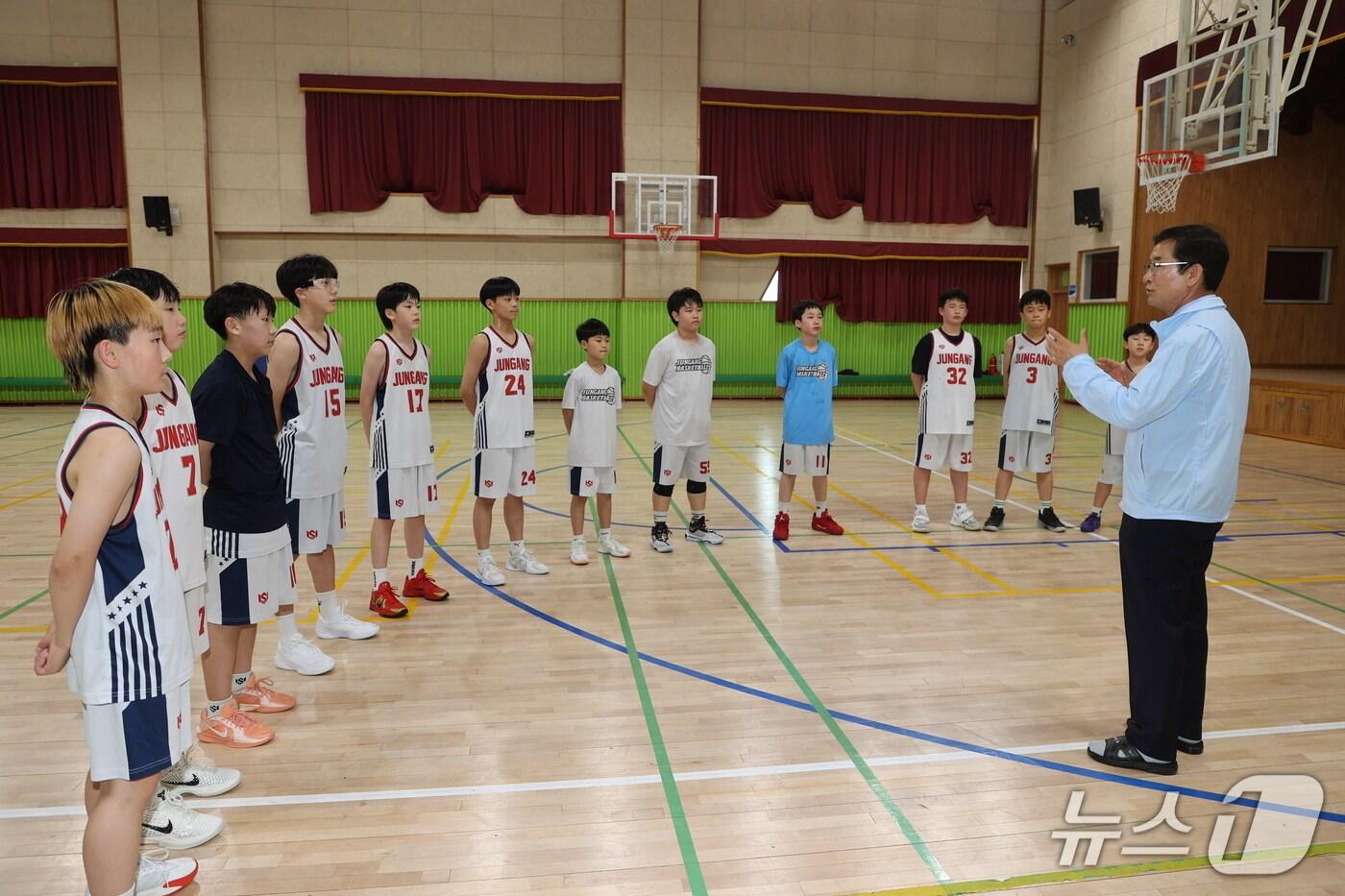 윤건영 충북교육감이 전국소년체육대회 출전을 앞둔 학생선수들을 만나 격려하고 있다.(자료사진)/뉴스1