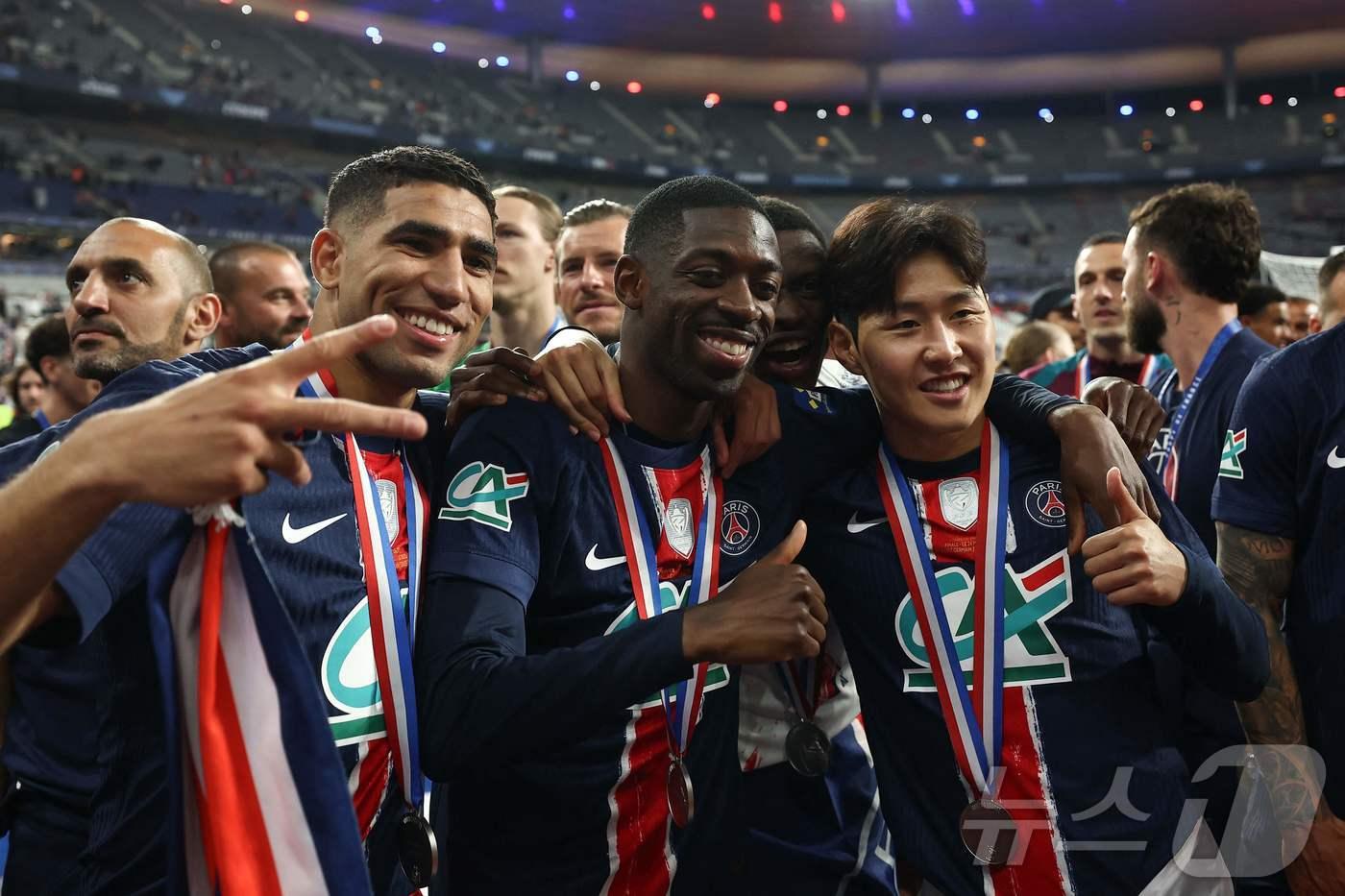 프랑스컵 우승 후 PSG 동료들과 기뻐하는 이강인(오른쪽) ⓒ AFP=뉴스1