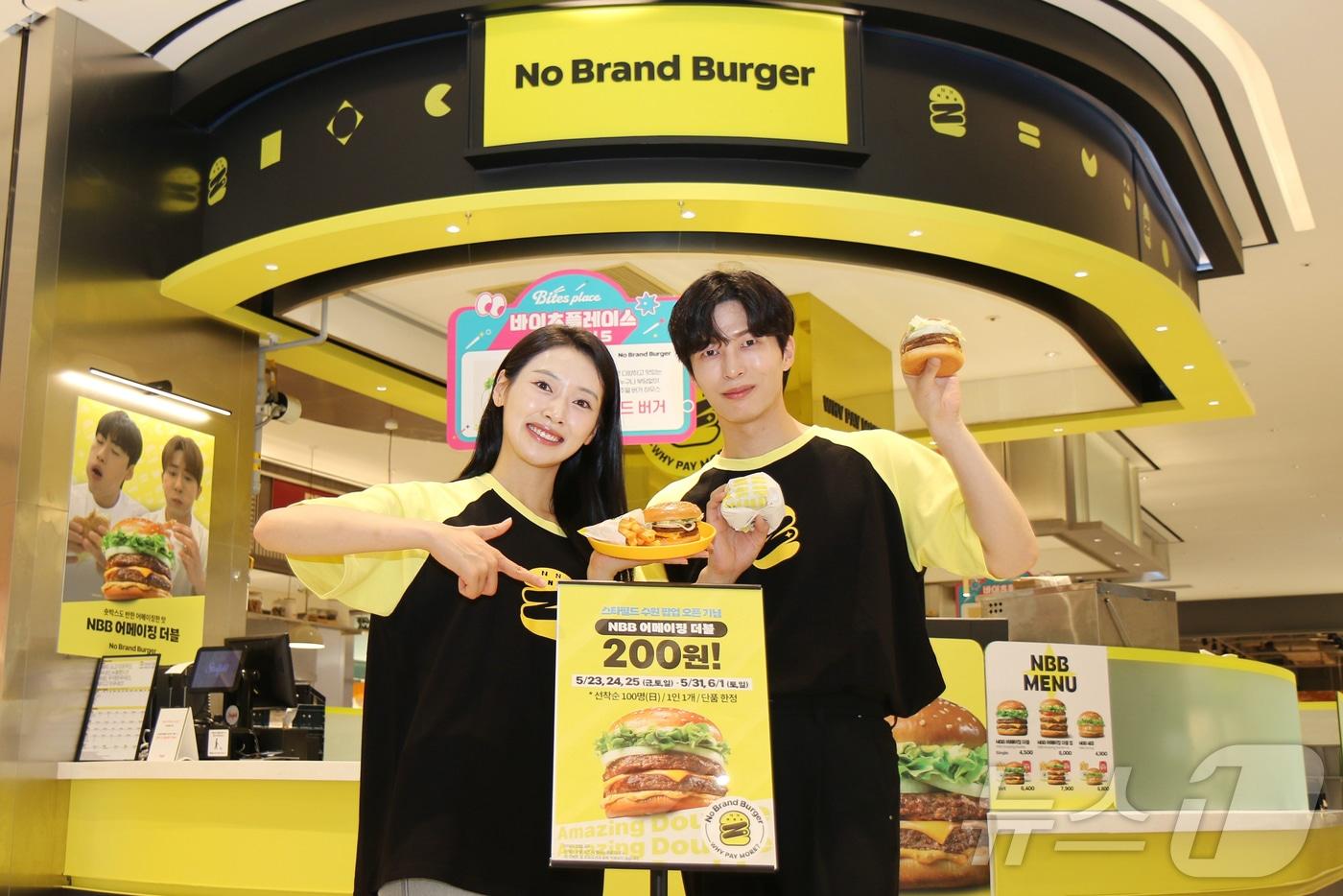 스타필드 수원 노브랜드 버거 팝업 매장에서 모델들이 ‘NBB 어메이징 더블’을 소개하고 있다. &#40;신세계푸드 제공&#41;/뉴스1