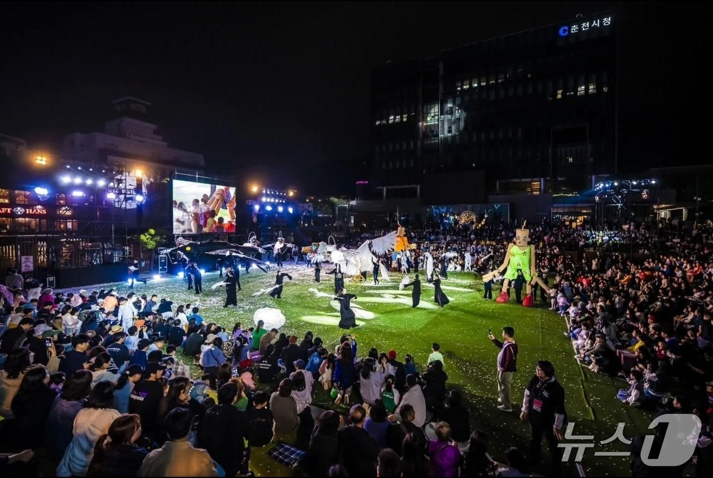 제 24회 유니마 총회 및 춘천세계인형극제 개막행사인 퍼펫 카니발 퍼레이드가 지난 24일 오후 축제극장 몸짓부터 춘천시청 광장 일원에서 열렸다.(춘천인형극제 제공, 재판매 및 DB금지)