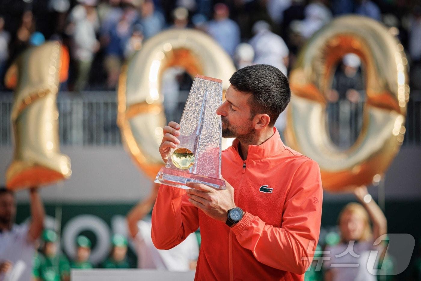 제네바오픈 우승으로 통산 100승을 달성한 조코비치가 우승트로피에 입을 맞추고 있다.ⓒ AFP=뉴스1