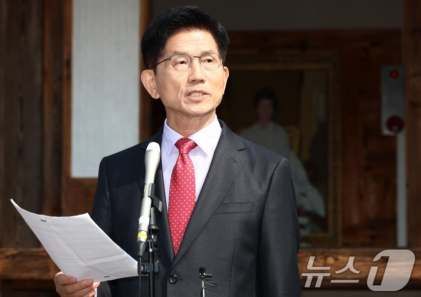 김문수 국민의힘 대통령 후보가 25일 오전 충북 옥천군 박정희 전 대통령의 부인 육영수 여사 생가를 둘러본 뒤 현안 관련 입장발표를 하고 있다. 2025.5.25/뉴스1 ⓒ News1 김민지 기자