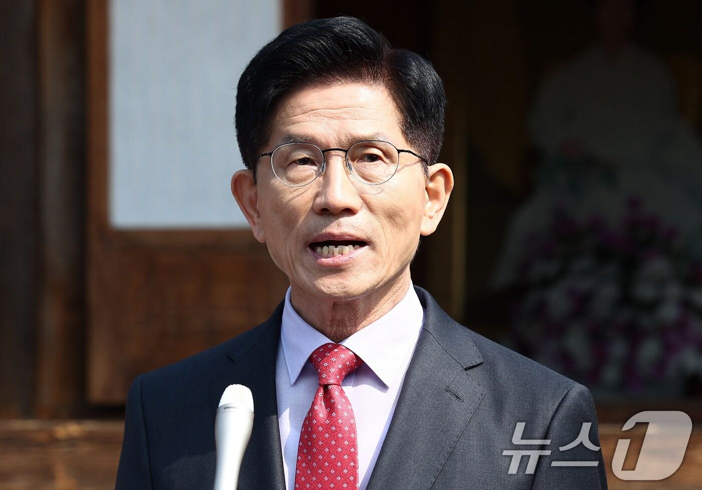 김문수 국민의힘 대통령 후보가 25일 오전 충북 옥천군 박정희 전 대통령의 부인 육영수 여사 생가를 둘러본 뒤 현안 관련 입장 발표를 하고 있다. 2025.5.25/뉴스1 ⓒ News1 김민지 기자