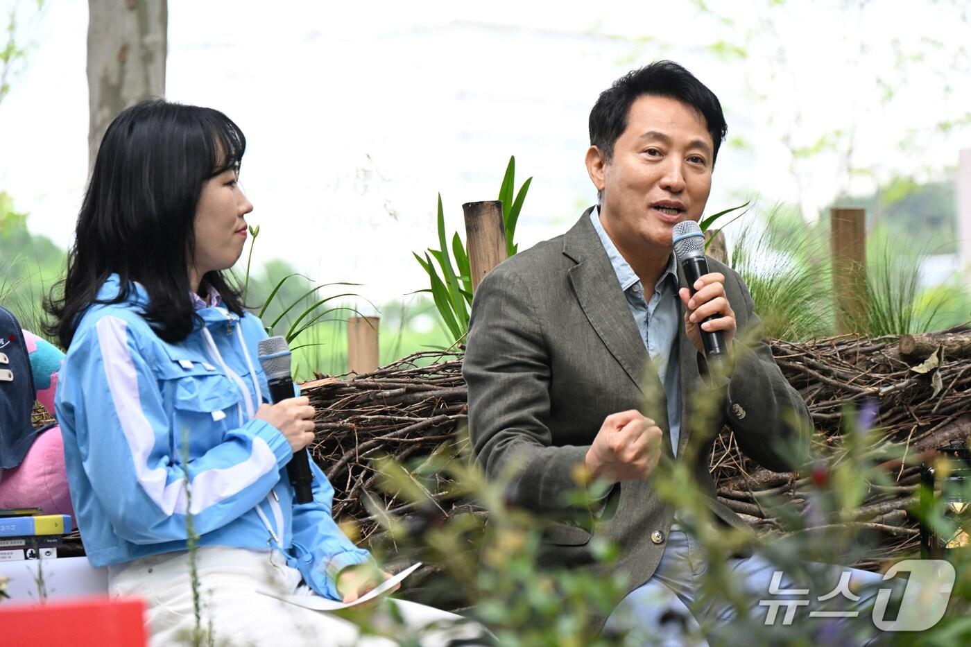 오세훈 서울시장이 24일 보라매공원에서 열린 20·30대 중심의 공공 독서모임 &#39;힙독클럽&#39;에 참석했다.&#40;서울시 제공&#41;