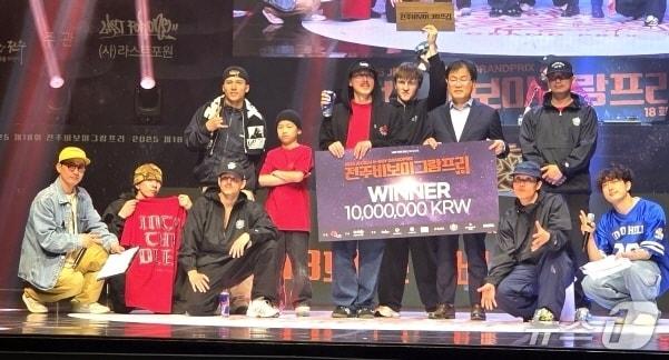 본문 이미지 - ‘클럽 인투더팁’이 24일 열린 '제18회 전주비보이그랑프리'에서 우승을 차지했다.(전주시 제공, 재판매 및 DB 금지)/뉴스1