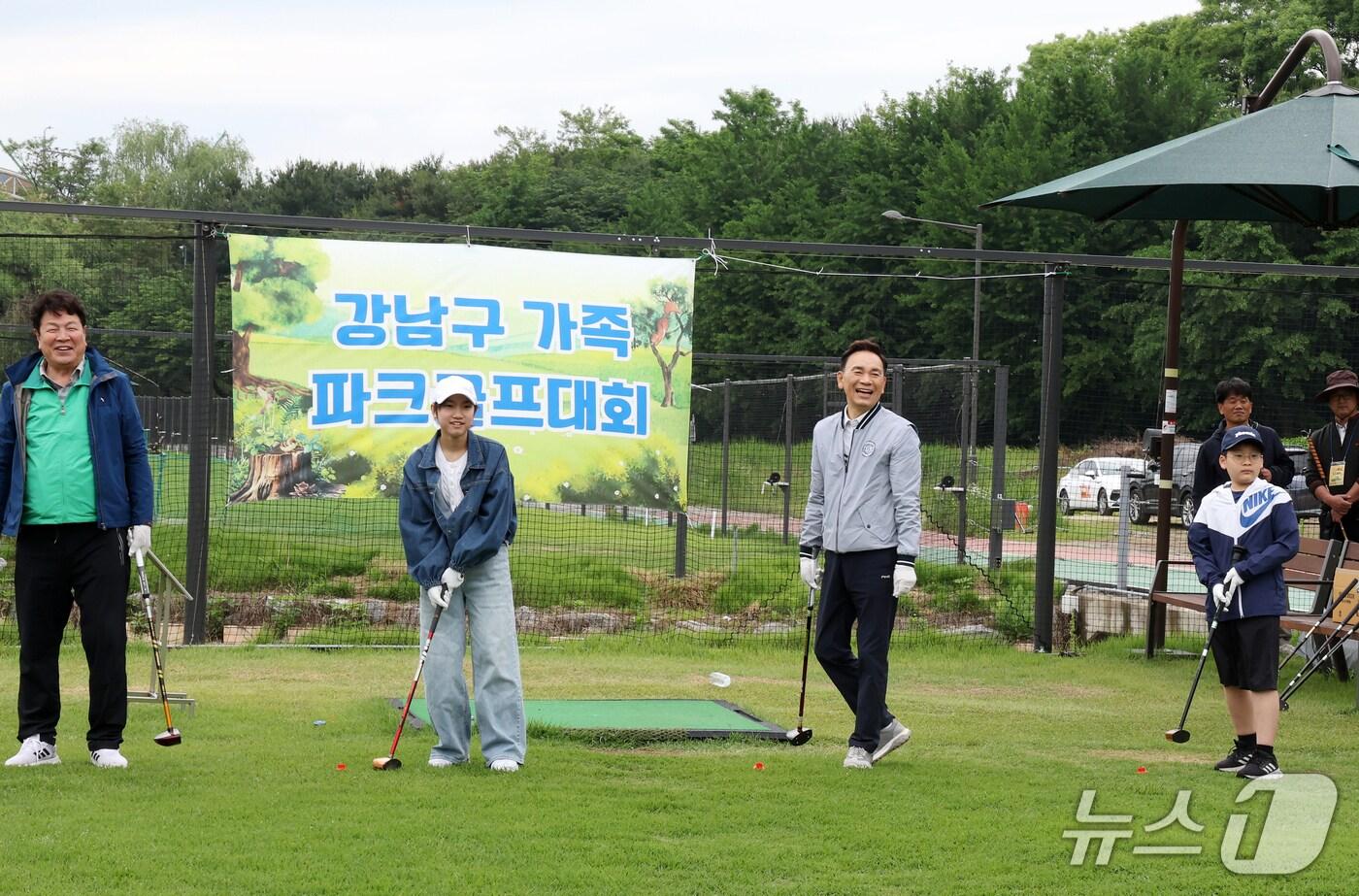 허대무 강남체육회장(오른쪽부터), 강남구 홍보대사 정준호, 조성명 강남구청장, 강완식 강남파크골프협회장.(강남구청 제공)