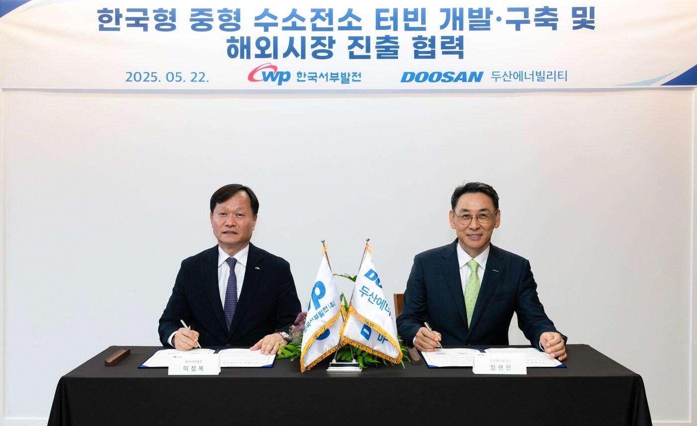 지난 22일 두산에너빌리티 창원 본사에서 진행된 한국형 중형 수소전소 터빈 개발·실증 양해각서(MOU) 체결식에서 정연인 두산에너빌리티 부회장(오른쪽)과 이정복 한국서부발전 사장이 서명하고 있다.(두산에너빌리티 제공) 