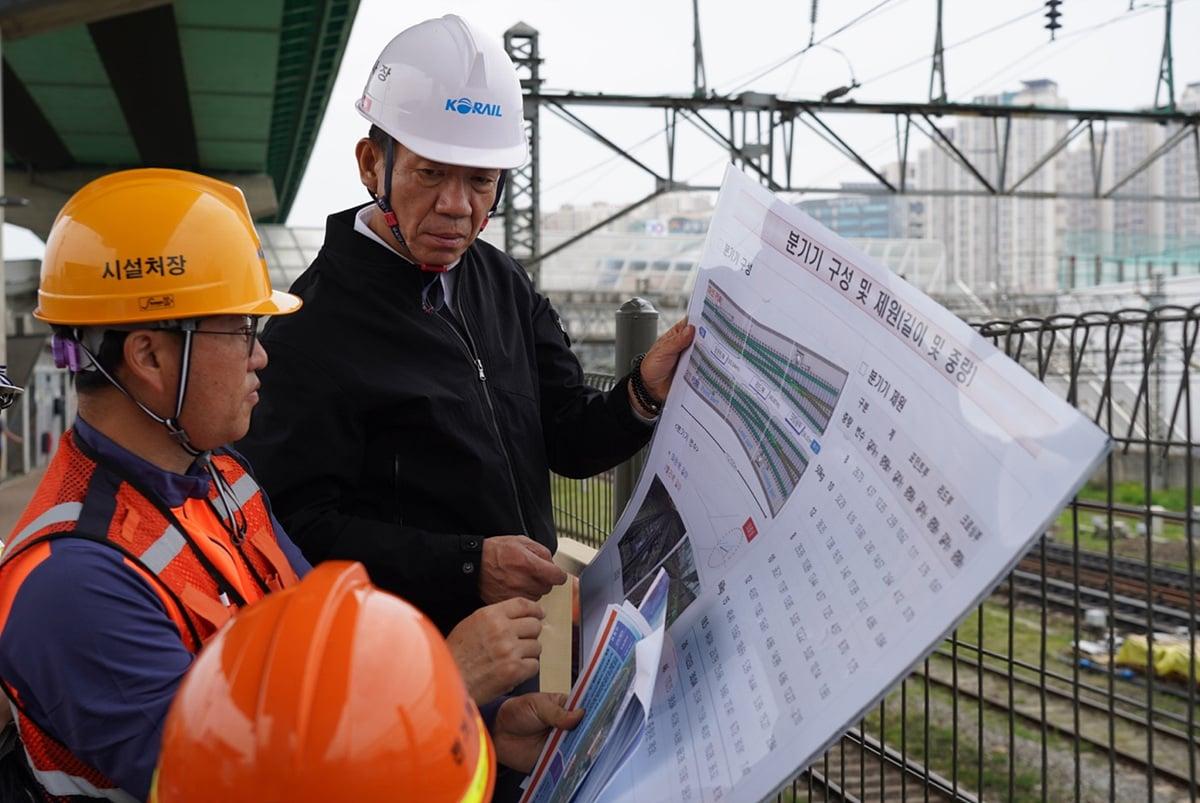 본문 이미지 - 한문희 코레일 사장이 23일 오후 서울 금천구청역을 공사 현장을 찾아 선로 분기기 교체 계획 등을 검토하고 있다.(한국철도공사 제공)