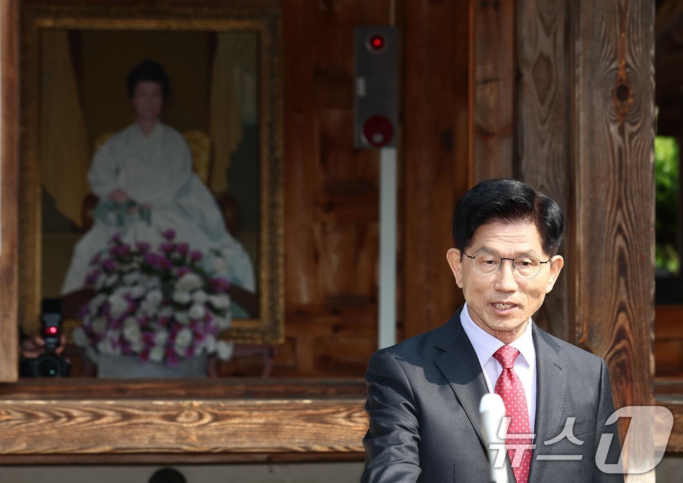 김문수 국민의힘 대통령 후보가 25일 오전 충북 옥천군 박정희 전 대통령의 부인 육영수 여사 생가를 둘러본 뒤 현안 관련 브리핑을 하고 있다. 2025.5.25/뉴스1 ⓒ News1 김민지 기자