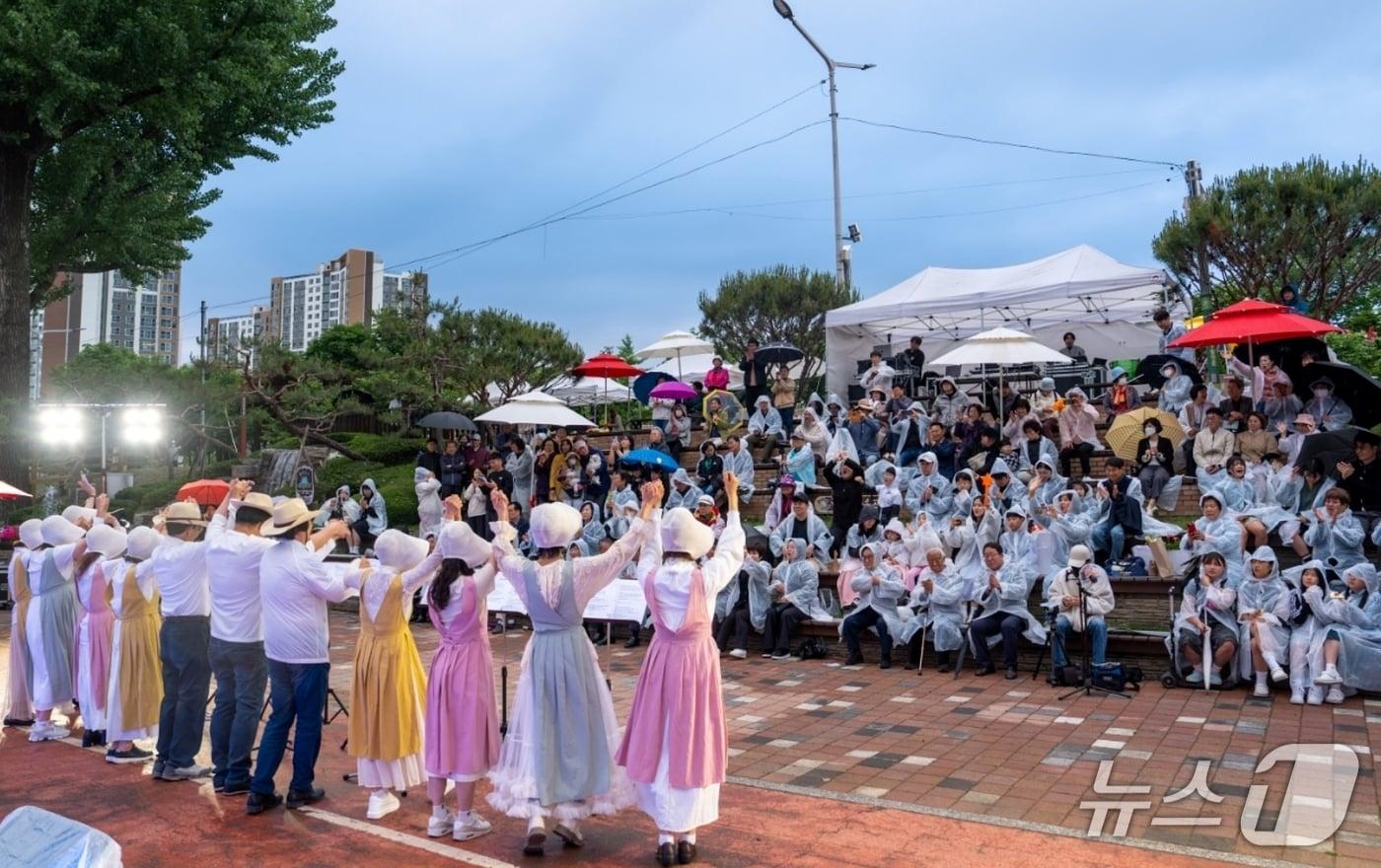 충북 증평문화원이 주최한 증평 문화예술의 날 행사에서 올드팜노래교실이 공연을 하고 있다.(증평군 제공, 재판매 및 DB금지)/뉴스1
