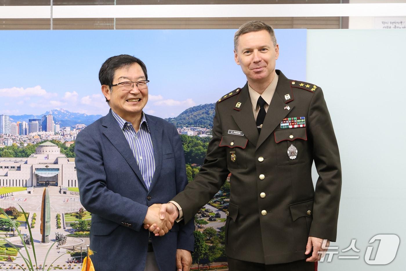 24일 서울 용산구 전쟁기념사업회에서 백승주 전쟁기념사업회장과 카스파르스 푸단스 라트비아 국방참모총장이 기념촬영을 하고 있다. &#40;전쟁기념사업회 제공&#41;