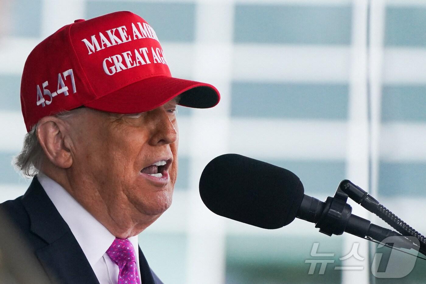 본문 이미지 - 도널드 트럼프 미국 대통령이 24일(현지시간) 뉴욕주에 있는 웨스트포인트 육군사관학교 졸업식서 "우리나라를 제외한 모든 나라를 방어하는 게 주된 고려였던 날은 끝났다. 우리는 미국을 우선해야 한다＂고 밝히고 있다. 2025.05.25 ⓒ 로이터=뉴스1 ⓒ News1 우동명 기자