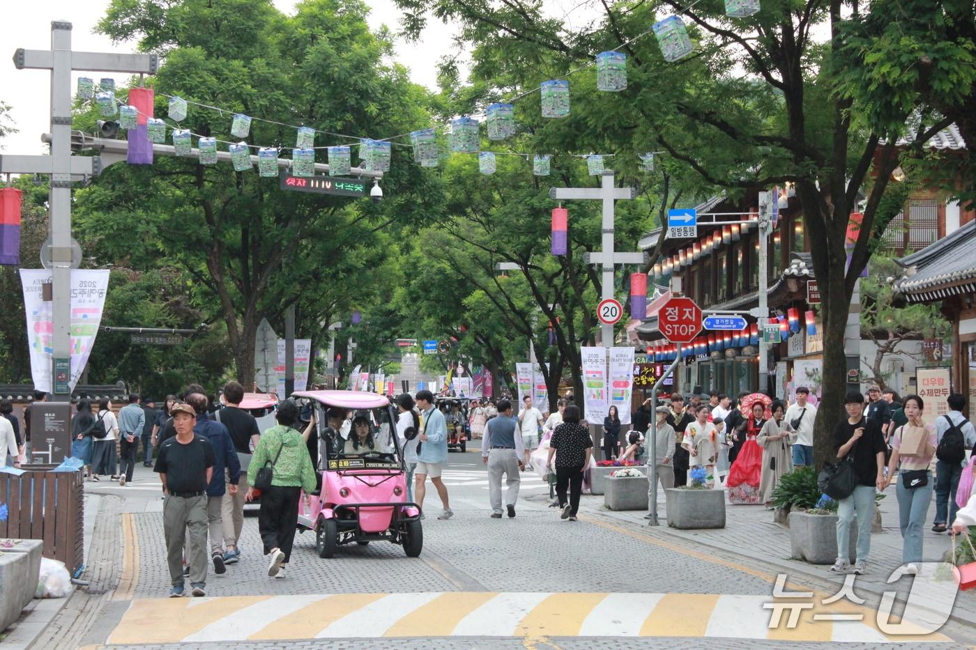  드라마 '당신의 맛' 촬영지 전북 전주한옥마을이 관광객들로 북적이고 있다.