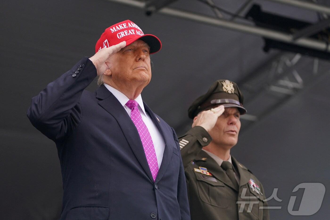 도널드 트럼프 미국 대통령이 24일&#40;현지시간&#41; 뉴욕에 있는 웨스트포인트 육군사관학교 졸업식에 참석해 거수 경례를 하고 있다. 2025.5.25 ⓒ 로이터=뉴스1 ⓒ News1 우동명 기자