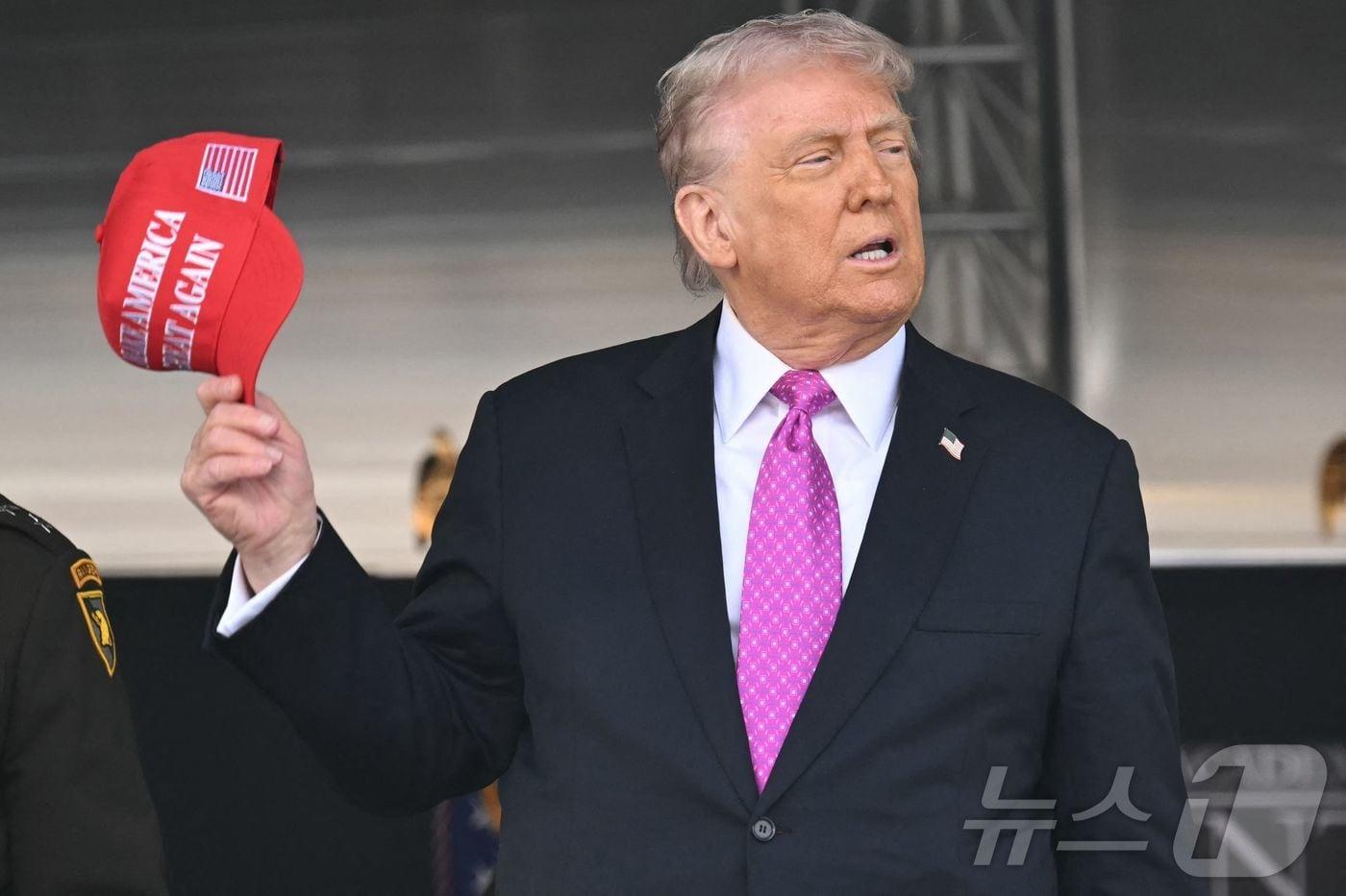본문 이미지 - 도널드 트럼프 미국 대통령이 24일(현지시간) 뉴욕에 있는 웨스트포인트 육군사관학교 졸업식서 연설을 마친 뒤 떠나고 있다. 2025.5.25 ⓒ AFP=뉴스1 ⓒ News1 우동명 기자