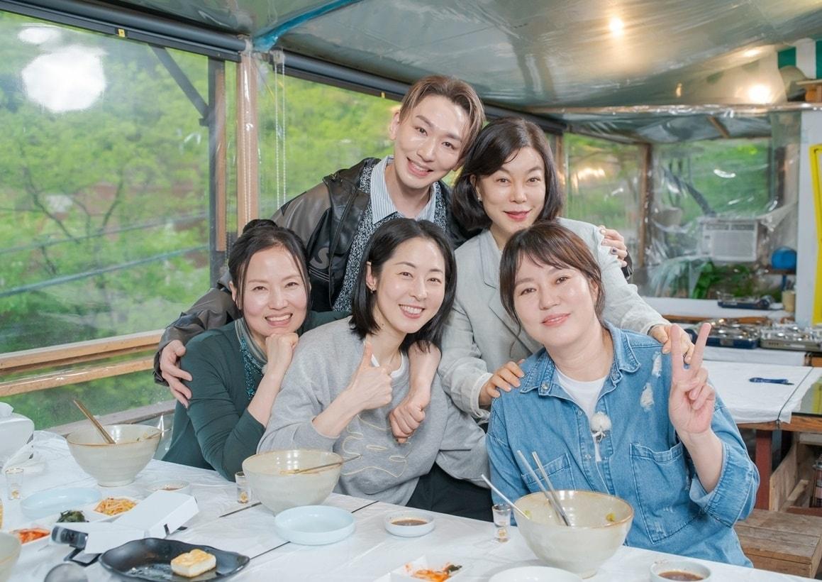 본문 이미지 - (왼쪽 위부터 시계 방향으로) 김호영, 최화정, 김금순, 강말금, 오민애/ ENA '최화정 김호영의 보고싶었어' 제공