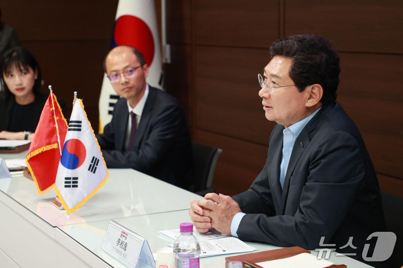 이상일 용인시장&#40;오른쪽&#41;이 중국 양저우시 대표단과 양 도시의 우호교류 협력 방안을 논의하고 있는 모습.&#40;용인시 제공&#41;