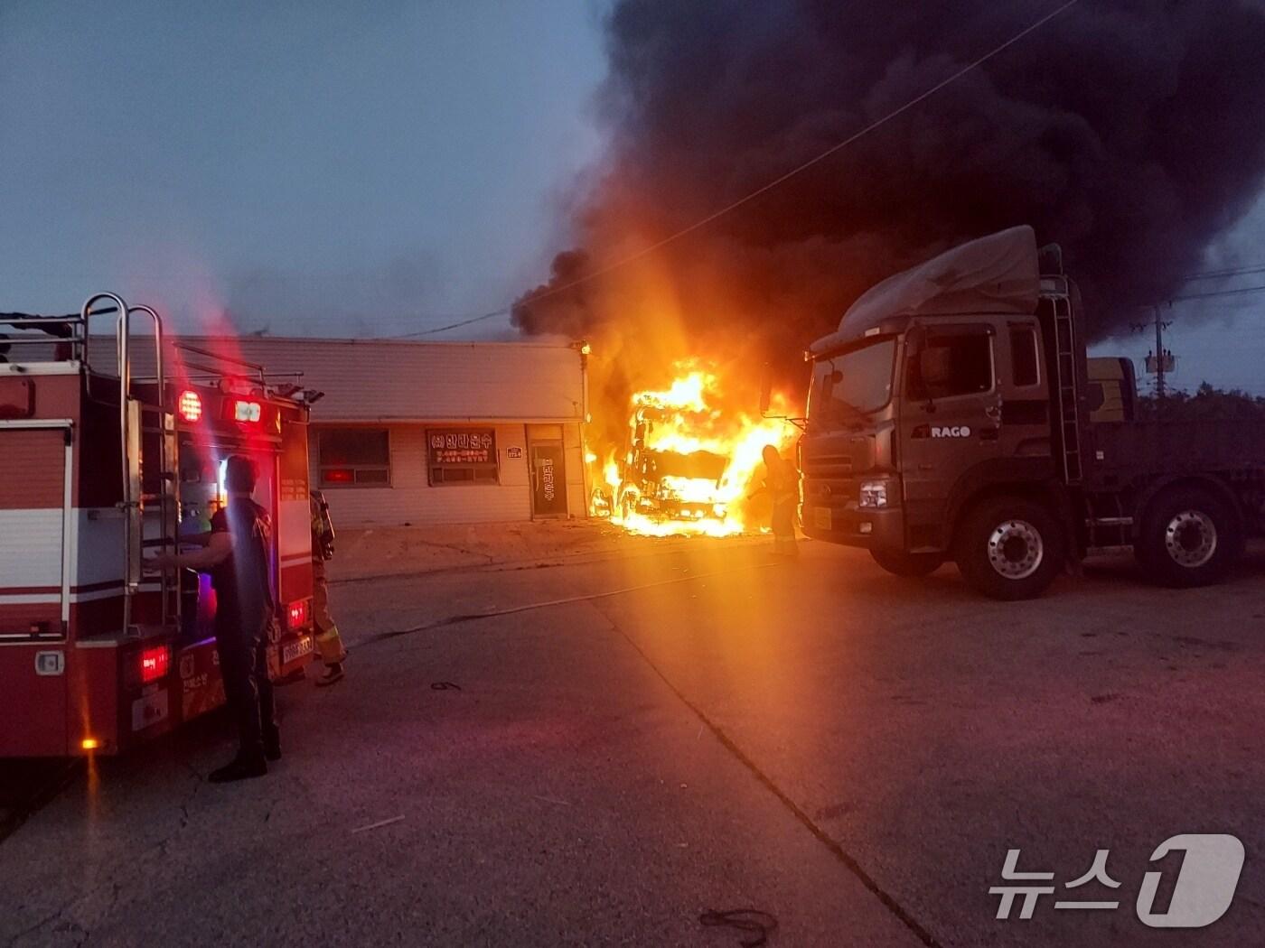 본문 이미지 - 25일 오전 5시께 전북 군산시 산북동에 주차되어 있던 25톤 트럭에서 화재가 발생했다.(소방제공. 재판매 및 DB금지)2025.5.25/뉴스1