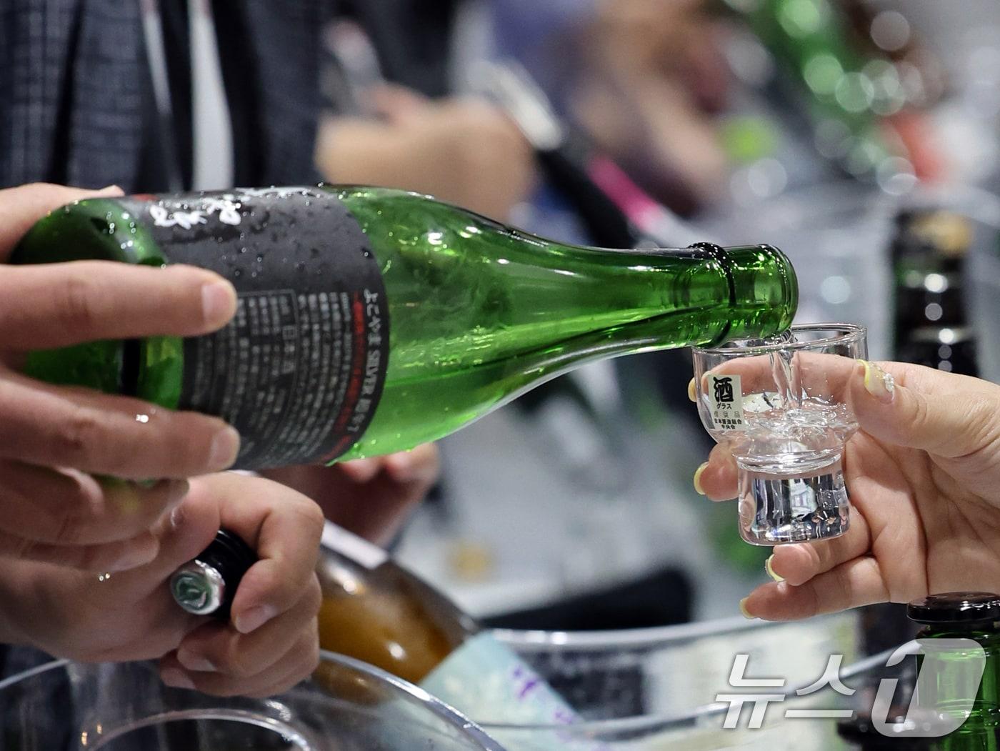 본문 이미지 - 25일 서울 강남구 세텍&#40;SETEC&#41;에서 열린 &#39;2025 서울사케페스티벌&#39;에서 업체 관계자가 시음을 준비하고 있다. 2025.5.25/뉴스1 ⓒ News1 황기선 기자