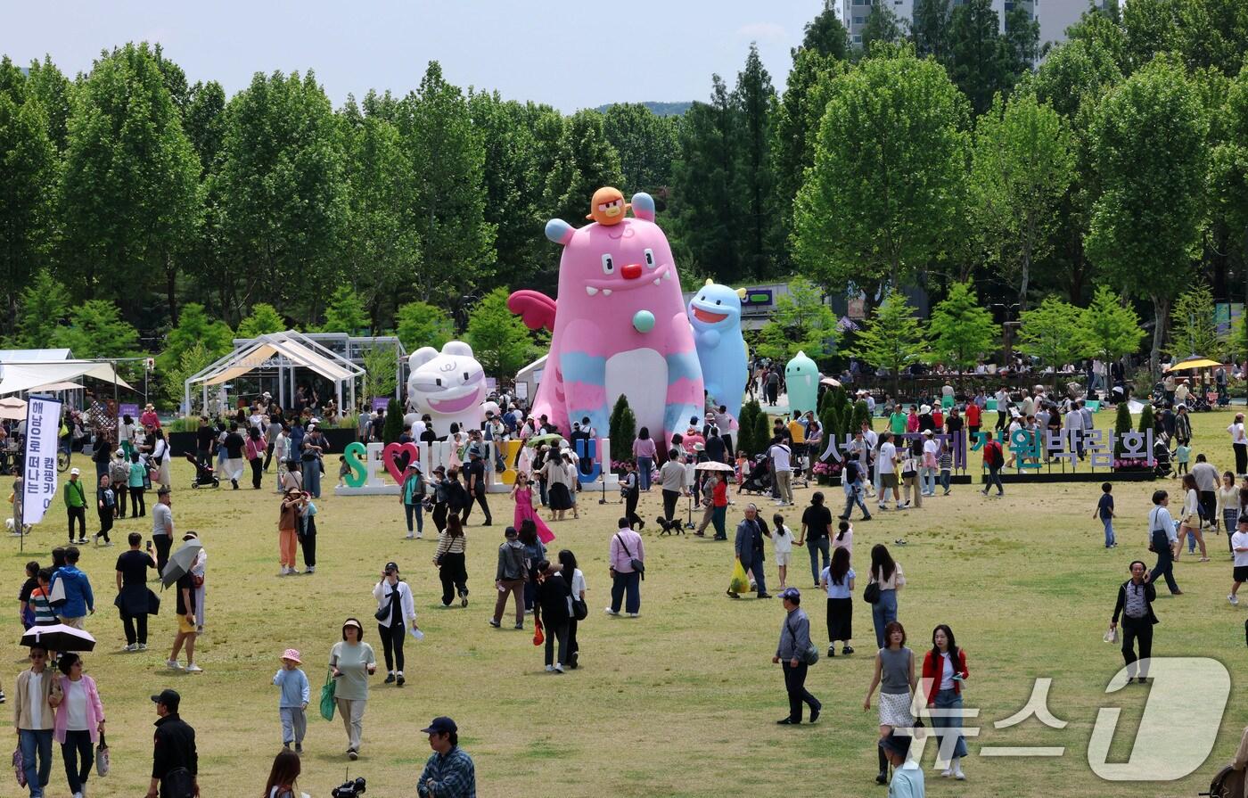 본문 이미지 - 25일 서울국제정원박람회가 열리고 있는 서울 동작구 보라매공원이 나들이객으로 붐비고 있다. 정원도시 서울의 대표 축제인 이번 박람회는 10월20일까지 계속된다. 2025.5.25/뉴스1 ⓒ News1 박세연 기자
