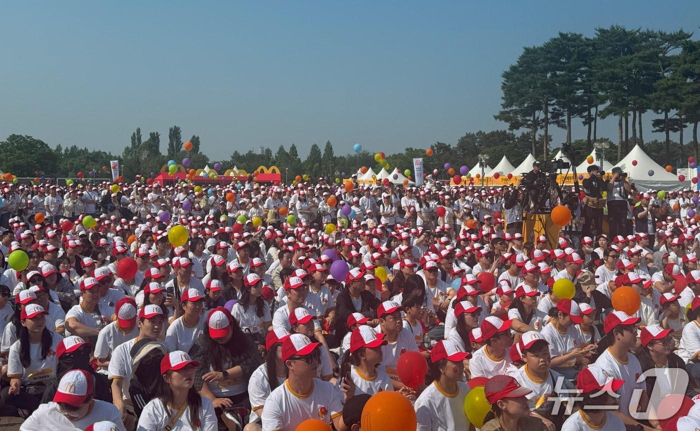 25일 오전 마포구 상암동 월드컵공원 평화광장에서 열린 '2025 맥도날드 해피워크'에 모자와 티셔츠를 맞춰 입은 참가자들이 모여들었다.2025.5.25/뉴스1 ⓒ News1 이강 기자