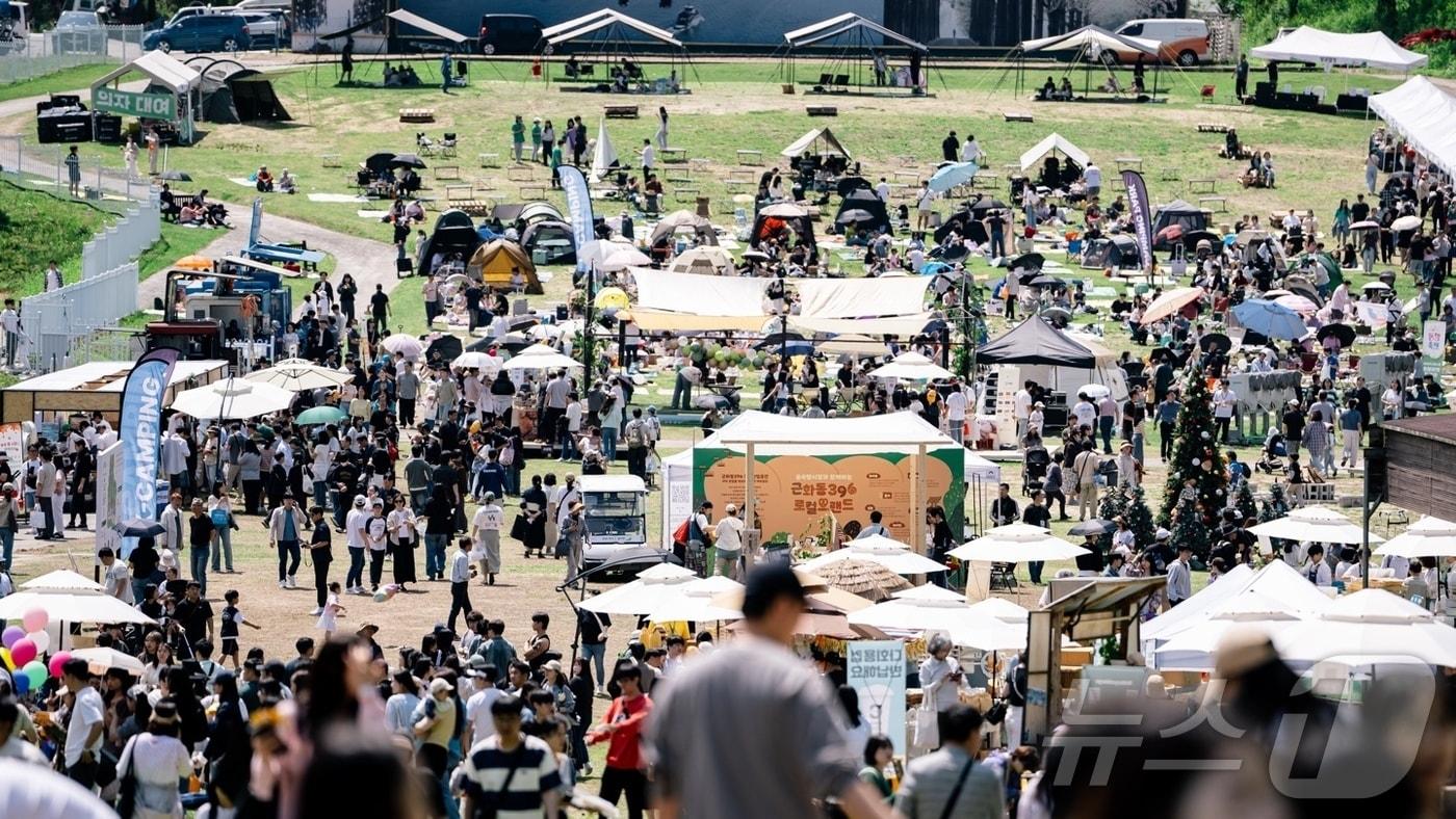 25일 강원 춘천 엘리시안 강촌 리조트에서 열린 '숲속 빵 시장' 축제장이 방문객들로 붐비고 있다. (엘리시안 강촌 리조트 제공. 재판매 및 DB금지) 2025.5.25/뉴스1 ⓒ News1 이종재 기자