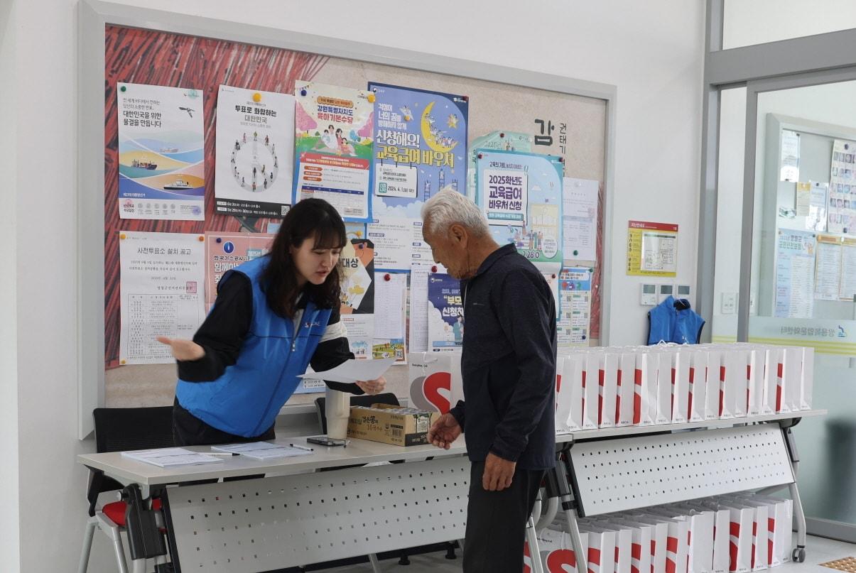 본문 이미지 - 쌍용C&E와 동국대 일산한방병원이 강원도 영월군 한반도면에서 지역주민들을 위해 의료봉사활동을 전개했다.(쌍용C&E 제공) 