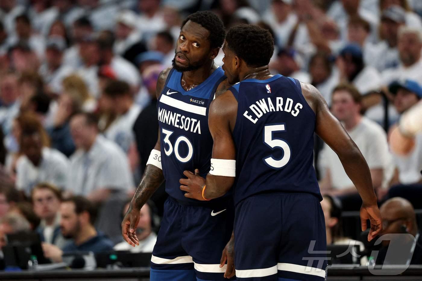 NBA 미네소타가 오클라호마시티를 꺾고 서부 결승 2연패 뒤 첫승을 신고했다. ⓒ AFP=뉴스1