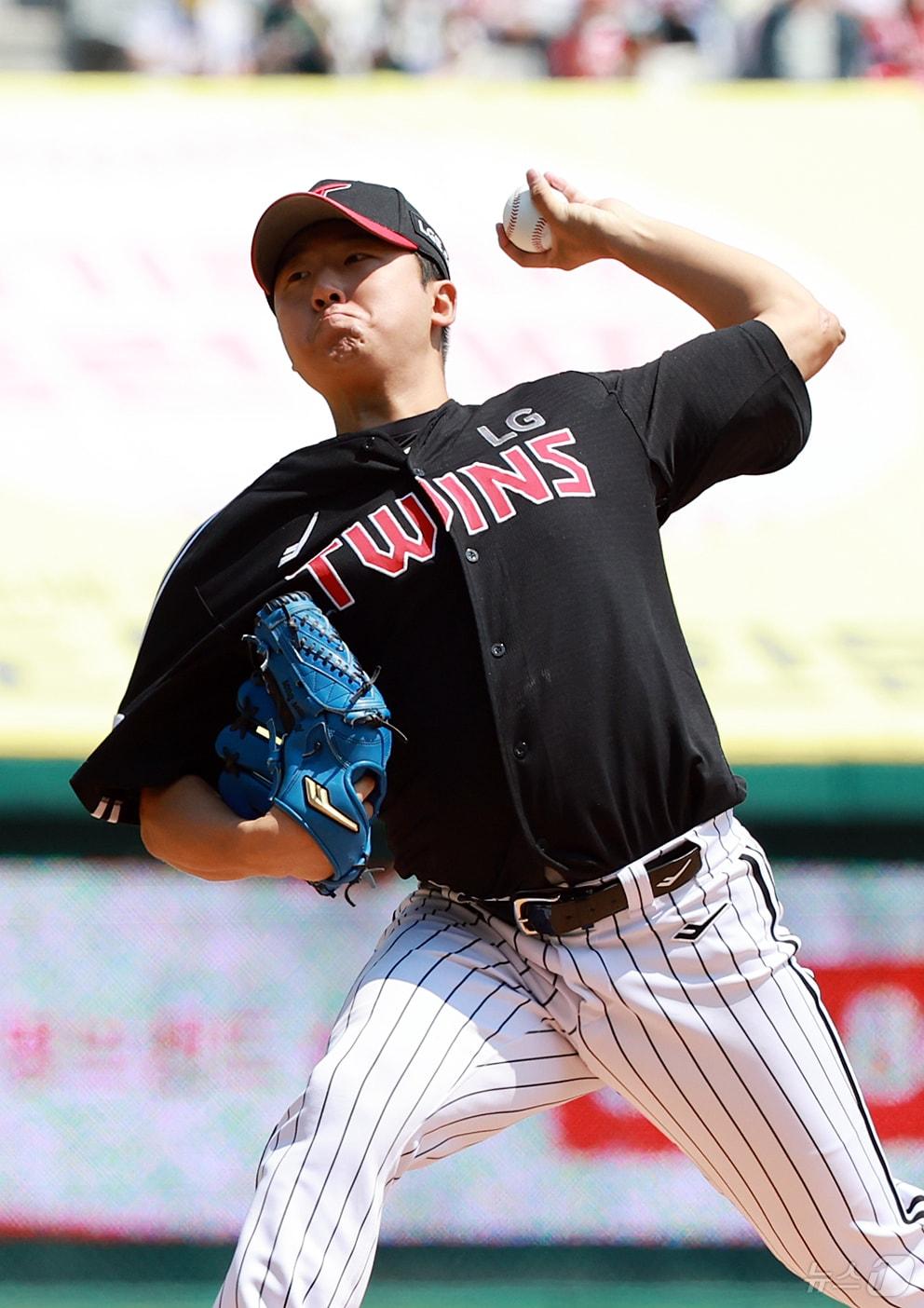 본문 이미지 - LG 트윈스 투수 송승기가 8일 열린 KBO리그 고척 키움 히어로즈전에서 7이닝 무실점 호투를 펼쳐 시즌 7승&#40;3패&#41;째를 거뒀다. 뉴스1 DB ⓒ News1 김진환 기자