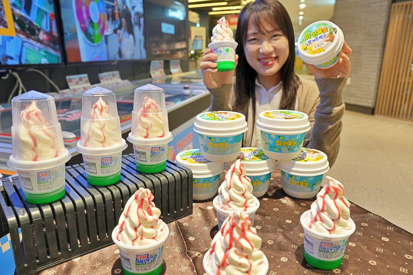 롯데슈퍼 프리미엄 잠실점에서 아이스크림을 소개하는 안지윤 MD의 모습(롯데쇼핑 제공)