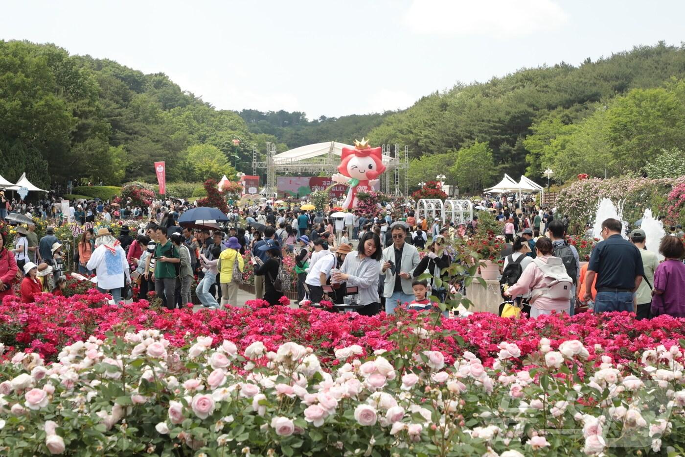 ‘2025 울산대공원 장미축제&#39;의 마지막 날을 맞은 25일 오후 울산대공원 장미원이 나들이객으로 인산인해를 이루고 있다. 2025.5.25/뉴스1 ⓒ News1 김세은 기자
