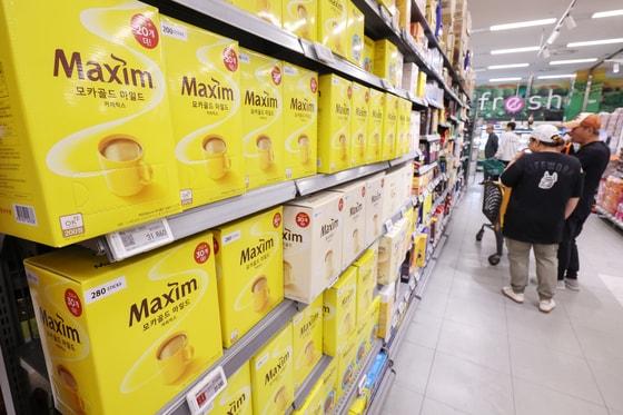 본문 이미지 -  서울의 한 대형마트에 인스턴트 커피가 진열돼 있다. 2025.5.25/뉴스1 ⓒ News1 민경석 기자