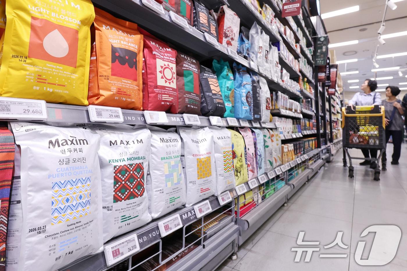 지난 5월 25일 서울의 한 대형마트에 커피 원두가 진열돼 있다. 뉴스1 ⓒ News1 민경석 기자