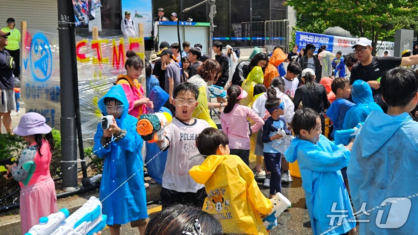 25일 오후 춘천 중앙로 일대에서 열리는 강원 춘천마임축제 개막난장인 &#39;아!水라장&#39; 행사장에서 어린이들이 물총을 쏘면서 즐거운 시간을 보내고 있다.2025.5.25 한귀섭 기자