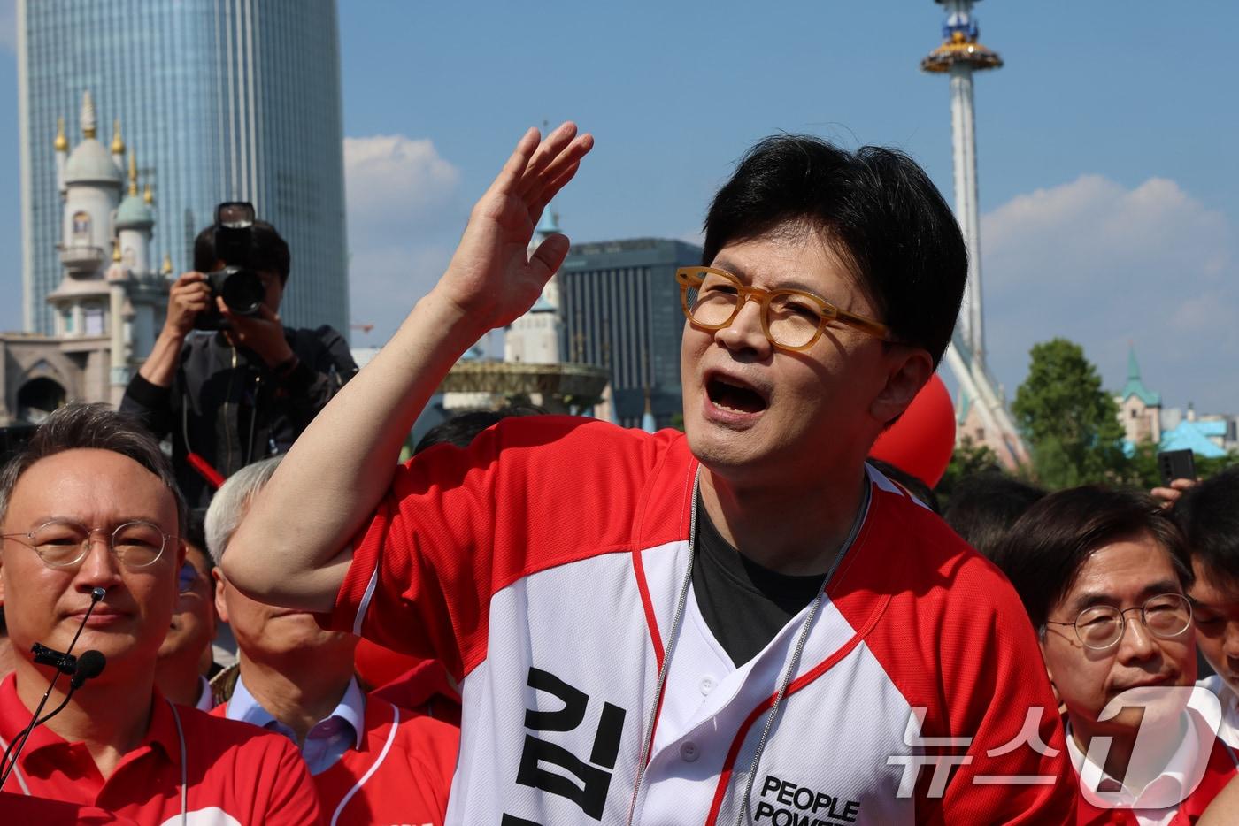 한동훈 전 국민의힘 대표가 25일 오후 서울 송파구 석촌호수에서 김문수 대통령 후보 지원 유세를 하고 있다. 2025.5.25/뉴스1 ⓒ News1 황기선 기자