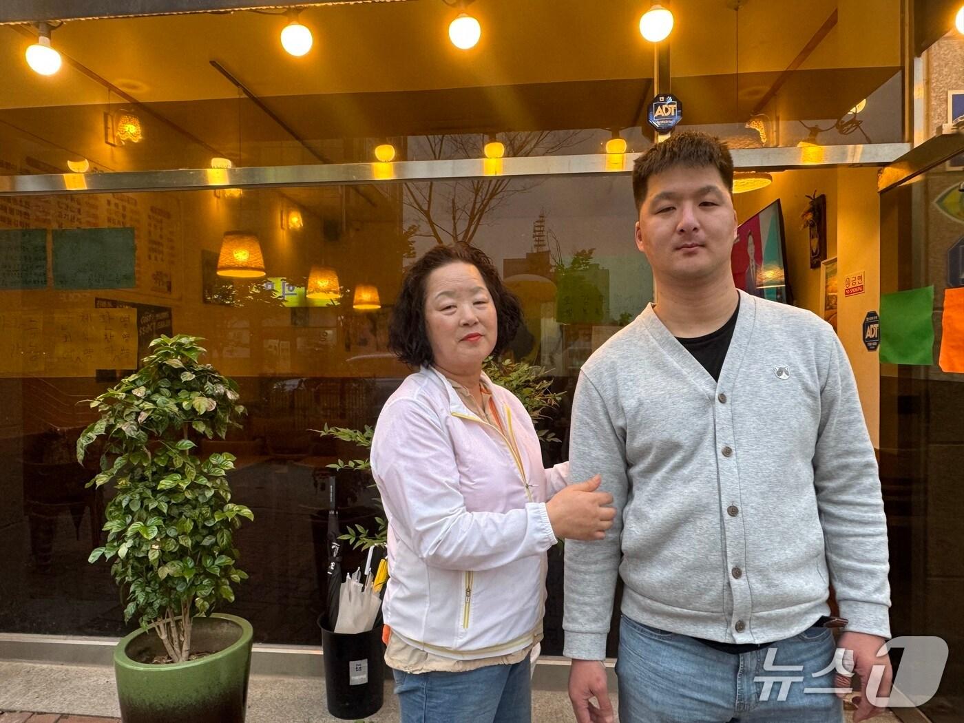 본문 이미지 - 전북 전주시 완산구 효자동에서 호프집을 운영하는 이옥자(69), 최현호(39) 씨 모자의 모습 ⓒ News1 장수인 기자