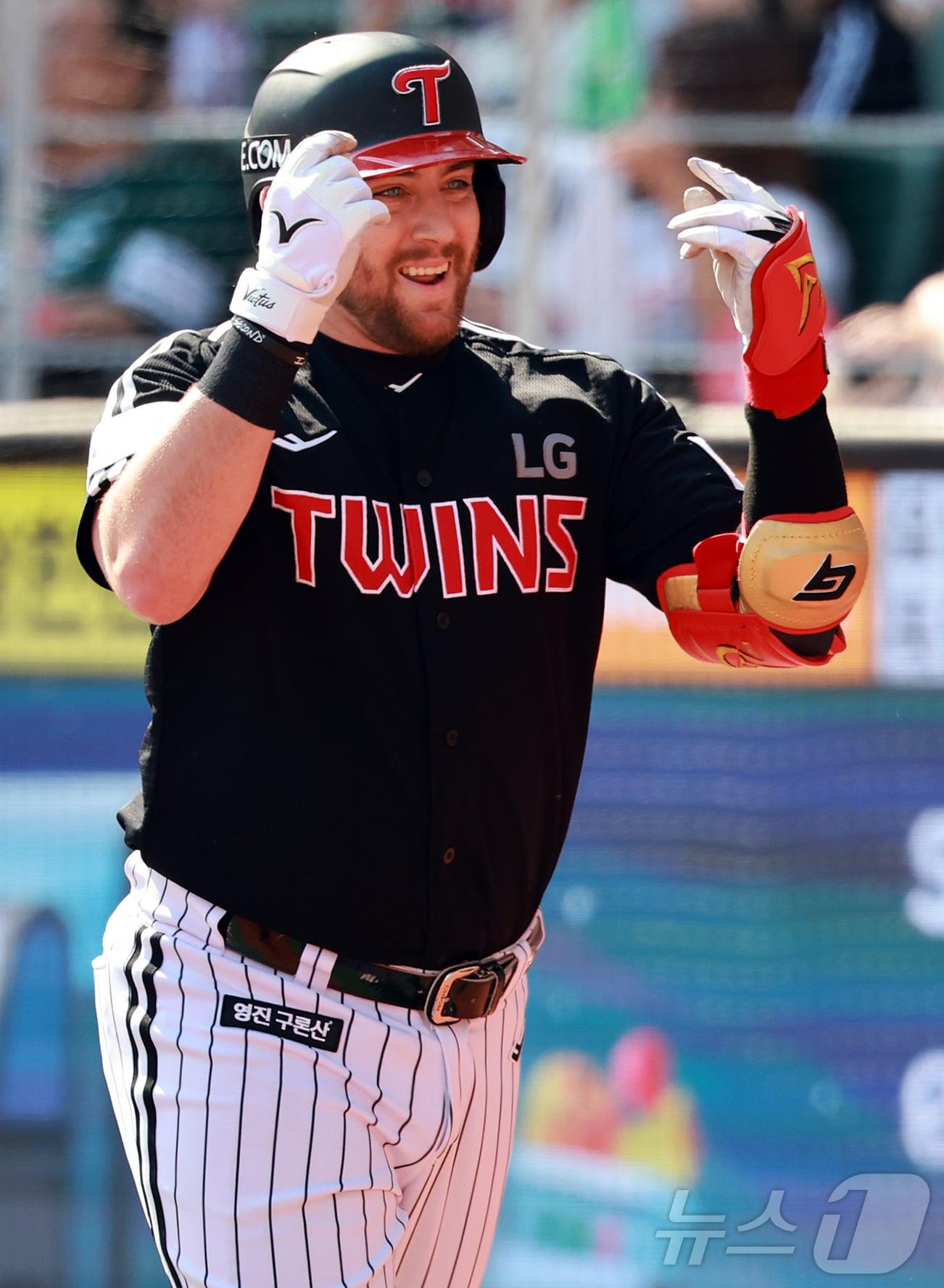 본문 이미지 - 25일 오후 인천SSG 랜더스필드에서 열린 '2025 신한 SOL뱅크 KBO리그' LG 트윈스와 SSG 랜더스의 경기, LG 오스틴이 7회초 선두타자로 나와 솔로홈런을 친 뒤 세리머니를 하며 더그아웃으로 향하고 있다. 2025.5.25/뉴스1 ⓒ News1 김진환 기자