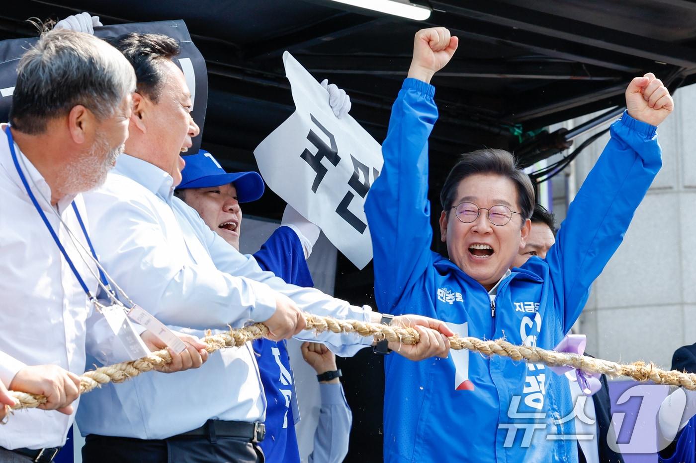 이재명 더불어민주당 대통령 후보가 캐스팅보트인 충청권 공략에 나선 25일 오후 충남 당진전통시장을 찾아 기득권과 국민의 줄다리기 중 국민이 이긴다는 의미의 퍼포먼스를 하고 있다. 2025.5.25/뉴스1 ⓒ News1 안은나 기자