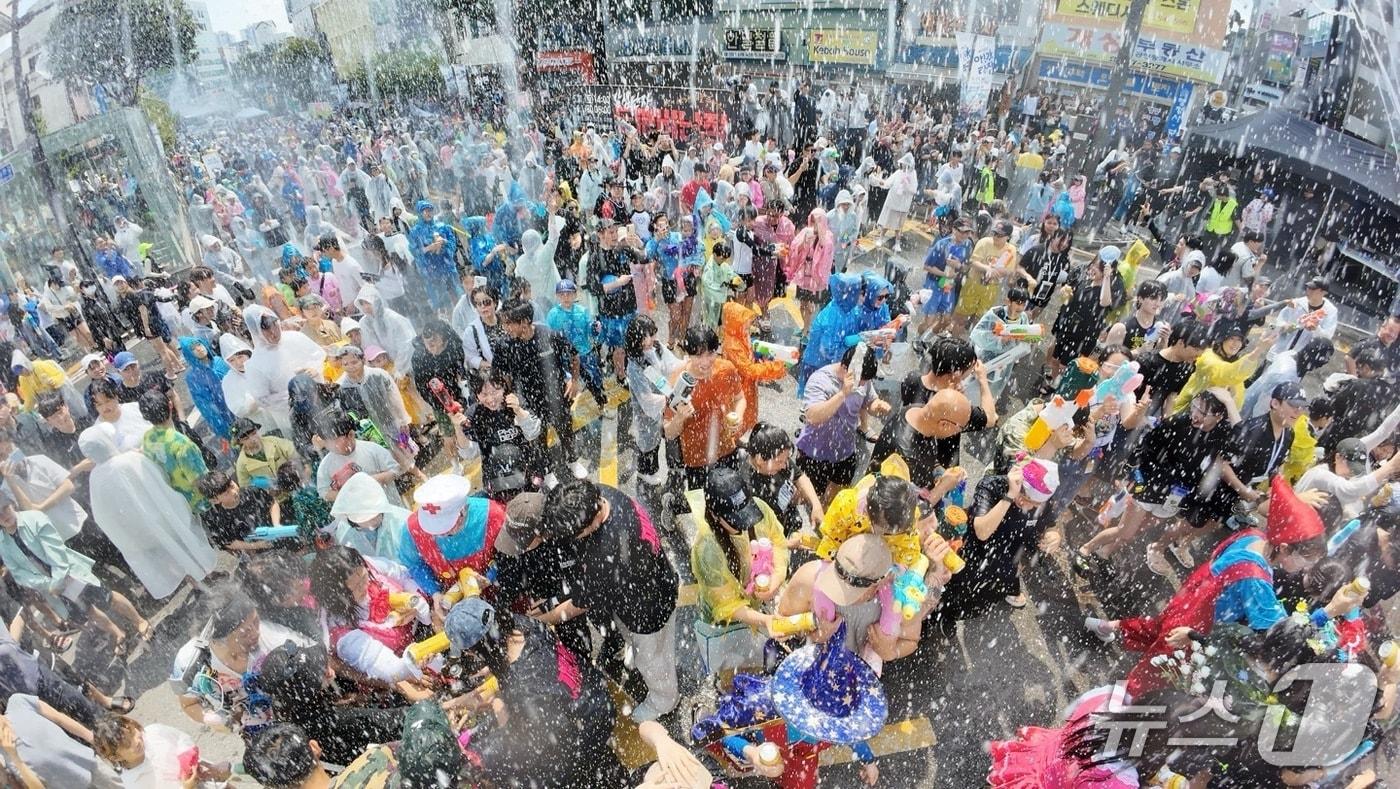 25일 오후 춘천 중앙로에서 열린 개막난장 &#39;아!水라장&#39;에서 관광객들이 축제를 즐기고 있다.&#40;춘천시 제공, 재판매 및 DB금지&#41;