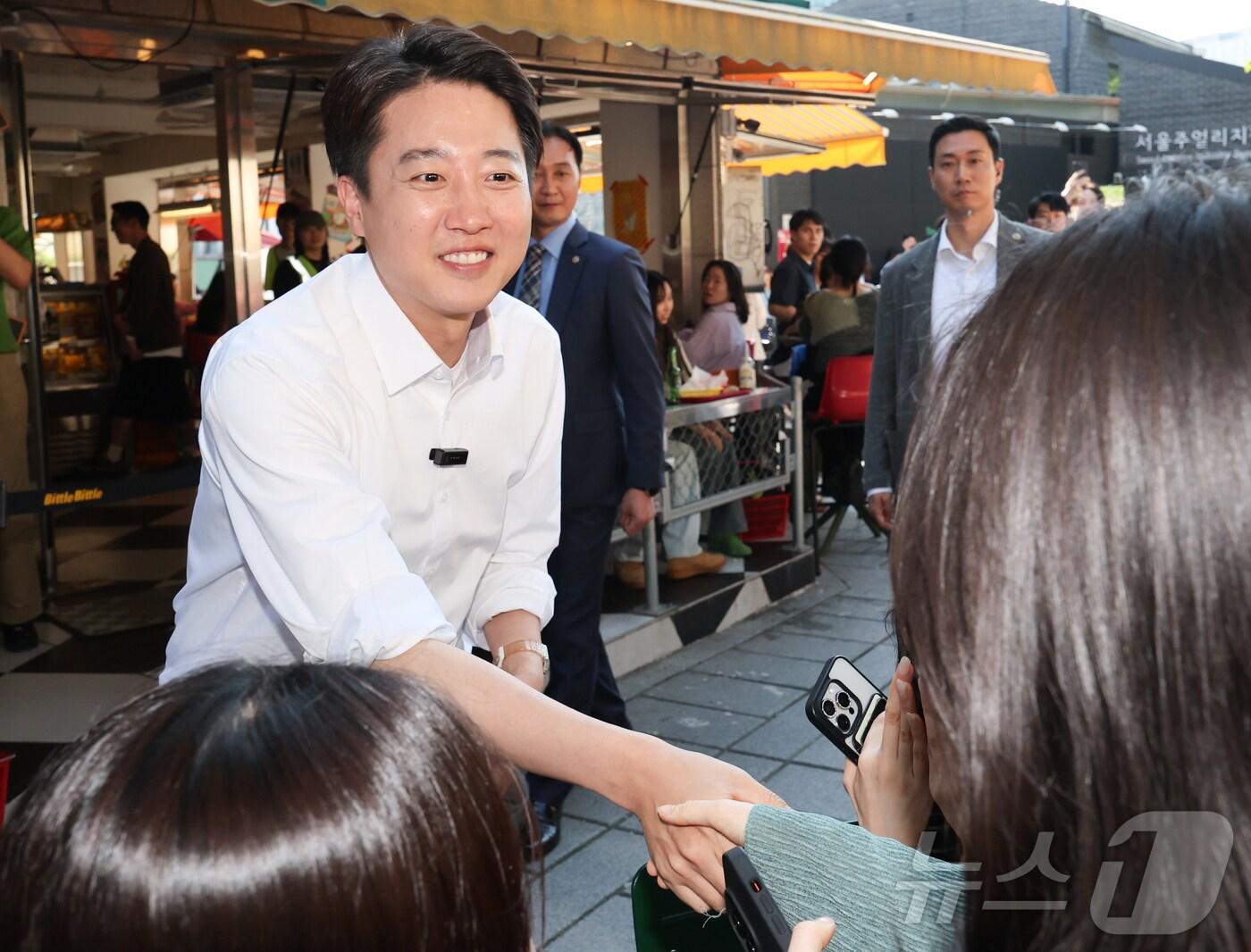 본문 이미지 - 이준석 개혁신당 대통령 후보가 25일 서울 종로구 서순라길을 찾아 유권자들과 인사하며 지지를 호소하고 있다. 2025.5.25/뉴스1 ⓒ News1 허경 기자