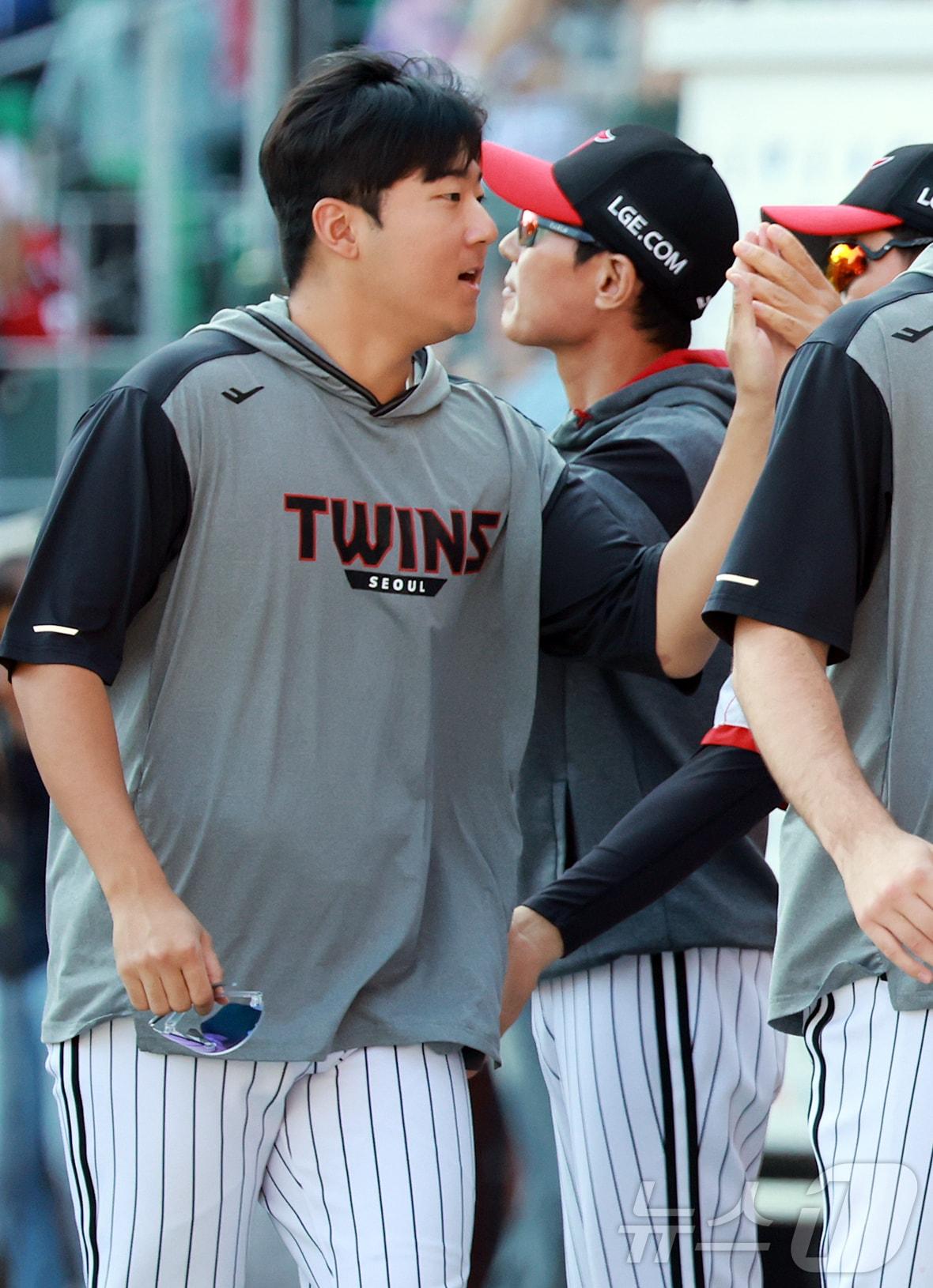 본문 이미지 - 염경엽 감독&#40;오른쪽&#41;이 이끄는 LG 트윈스가 8일 열린 KBO리그 고척 키움 히어로즈전에서 7-2로 승리했다. 선발 투수 송승기&#40;왼쪽&#41;는 7이닝 무실점 호투를 펼쳐 시즌 7승&#40;3패&#41;째를 거뒀다. 뉴스1 DB ⓒ News1 김진환 기자