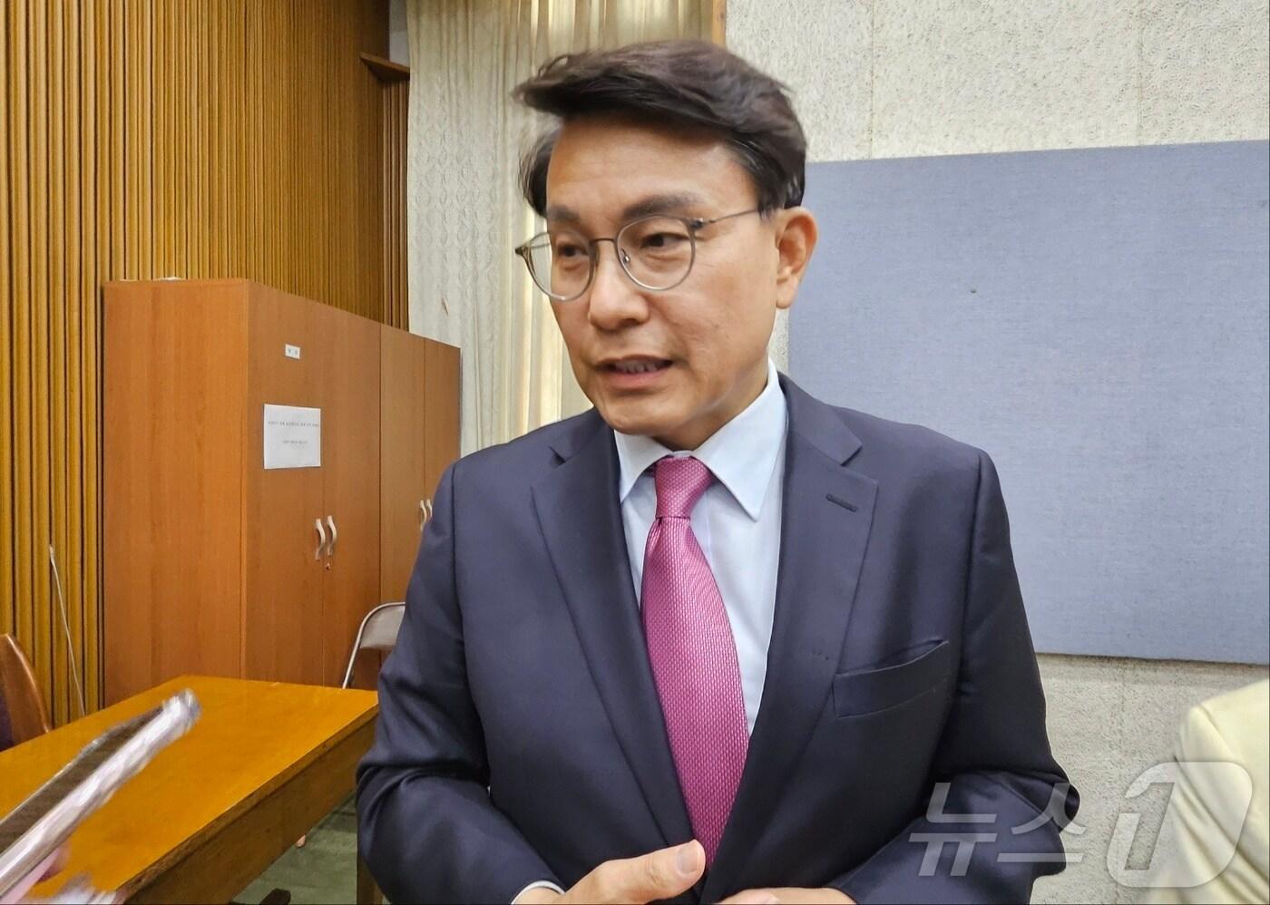 윤상현 국민의힘 의원(인천 동구미추홀구을)이 25일 오후 대구의 한 교회에서 취재진과 만나 대선 관련 발언을 하고 있다. 2025.5.25/뉴스1 ⓒ News1 남승렬 기자