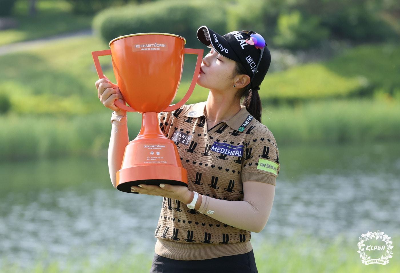 25일 경기 여주 페럼클럽에서 열린 &#39;제13회 E1채리티 오픈&#39;에서 박현경이 우승을 확정짓고 우승컵에 입을 맞추고 있다. &#40;KLPGA 제공. 재판매 및 DB 금지&#41; 2025.5.25/뉴스1