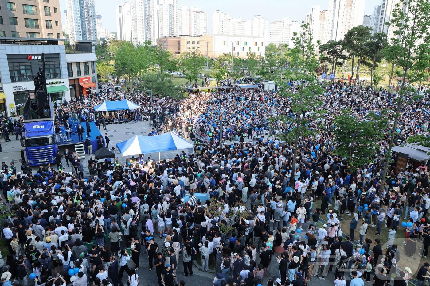 이재명 더불어민주당 대통령 후보가 캐스팅보트인 충청권 공략에 나선 25일 오후 충남 아산시 탕정역 한들물빛공원을 찾아 지지를 호소하고 있다. (공동취재) 2025.5.25/뉴스1 ⓒ News1 안은나 기자