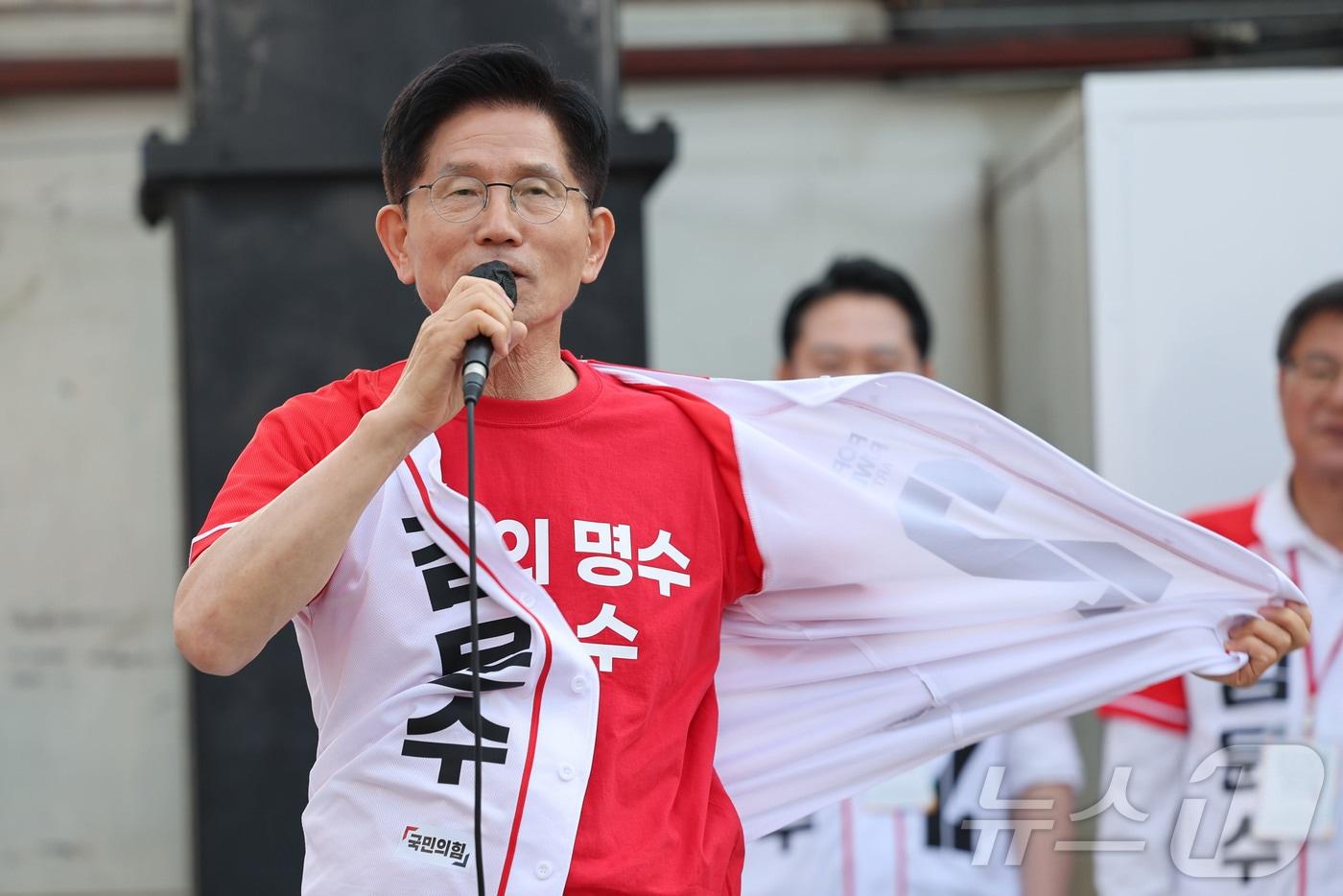 김문수 국민의힘 대통령 후보가 25일 오후 충남 서산시 중앙통 로데오거리에서 집중유세를 하던 중 &#34;저는 방탄복을 입지 않는다&#34;며 겉옷을 벗어 보이고 있다. &#40;공동취재&#41; 2025.5.25/뉴스1 ⓒ News1 김민지 기자
