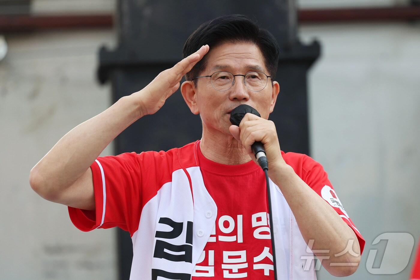 김문수 국민의힘 대통령 후보가 25일 오후 충남 서산시 중앙통 로데오거리에서 집중유세를 하고 있다. (공동취재) 2025.5.25/뉴스1 ⓒ News1 김민지 기자