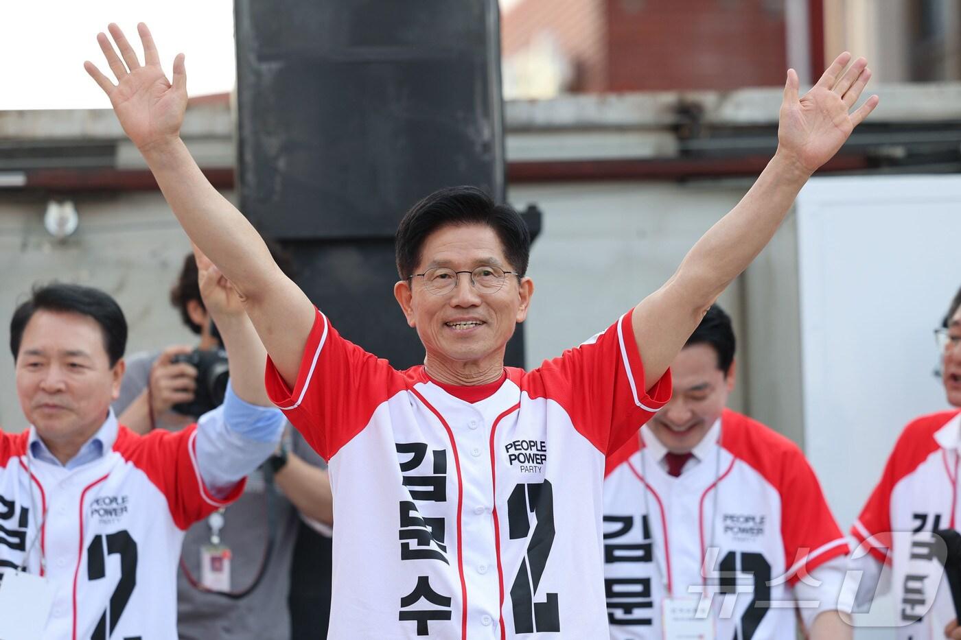 본문 이미지 - 김문수 국민의힘 대통령 후보가 25일 오후 충남 서산시 중앙통 로데오거리에서 집중유세를 하고 있다. (공동취재) 2025.5.25/뉴스1 ⓒ News1 김민지 기자